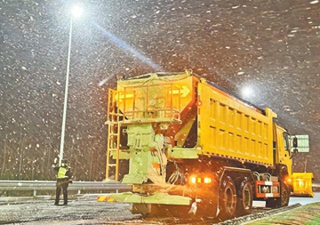 中国人保全力应对梅大高速茶阳路段塌方灾害