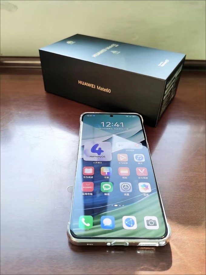 华为三折叠屏手机开启预订 带动产业链发展