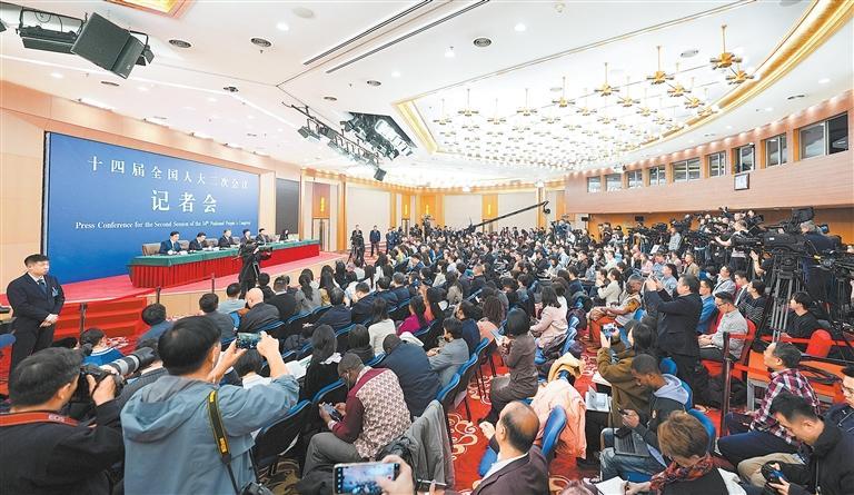 完善就业优先政策 健全社会保障体系——人力资源社会保障部有关负责人回应热点问题