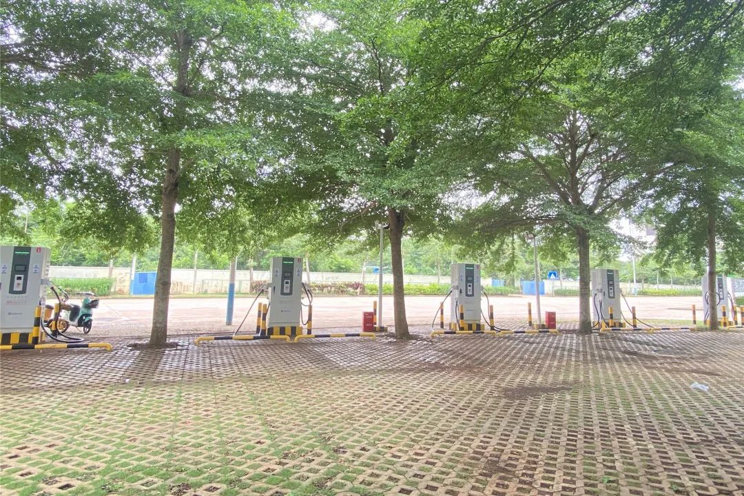 江苏：高速充电桩“焕新” 护航国庆绿色出行