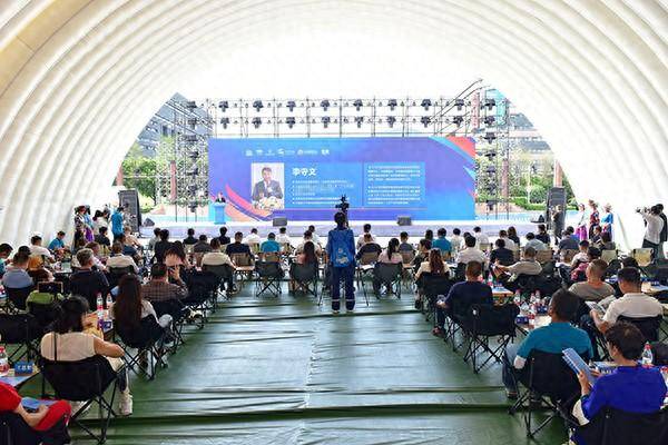 户外装备“大比拼”折射中国“露营经济”蓬勃发展