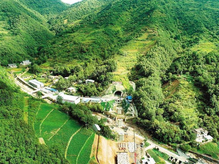 西渝高铁华蓥山隧道正洞掘进突破4000米