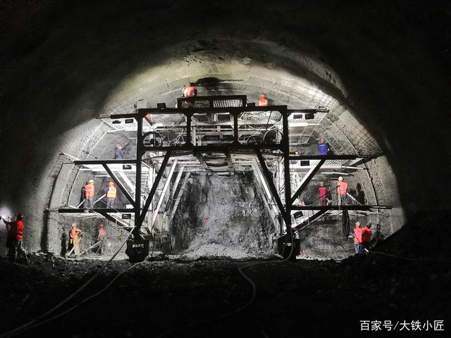 西渝高铁华蓥山隧道正洞掘进突破4000米