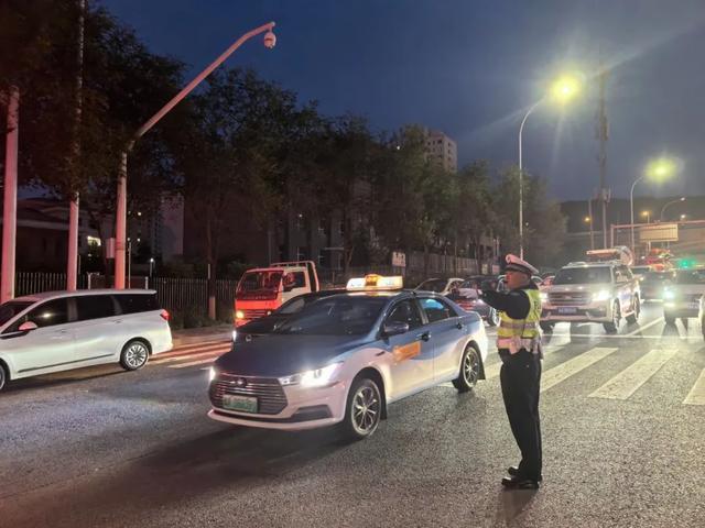 国庆假期第四天全国道路交通总体平稳