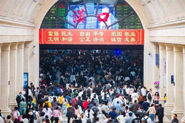 武铁迎来返程客流高峰