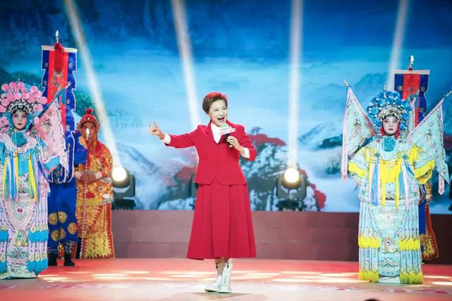 庆祝新疆生产建设兵团成立70周年大会隆重举行 中共中央国务院中央军委致贺信