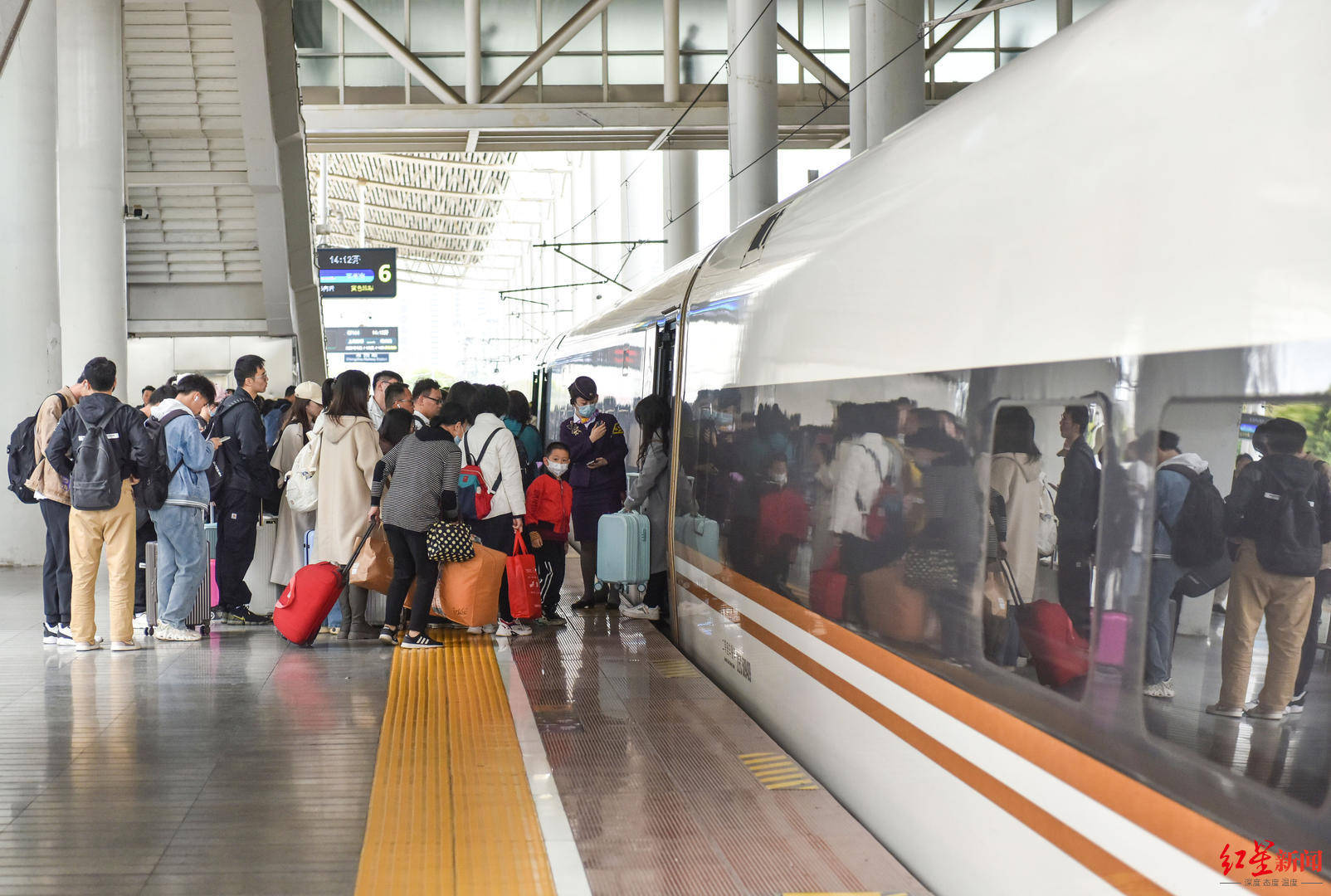 新华社权威快报｜20.03亿人次！2024年国庆假期交通出行火热