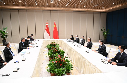 习近平会见新加坡国务资政李显龙