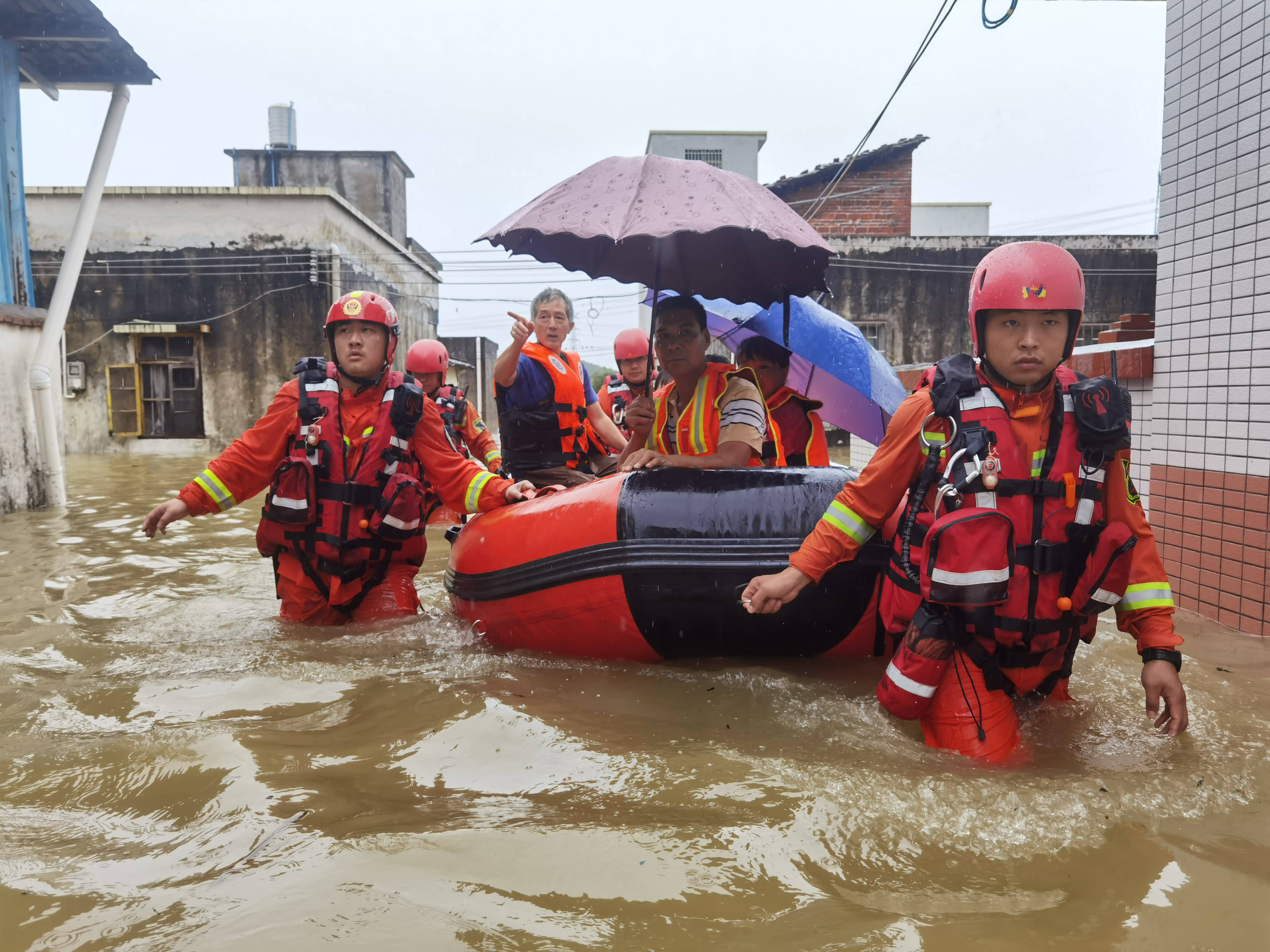 新华全媒+丨应对寒潮降雪 北方多地多措并举保暖保供