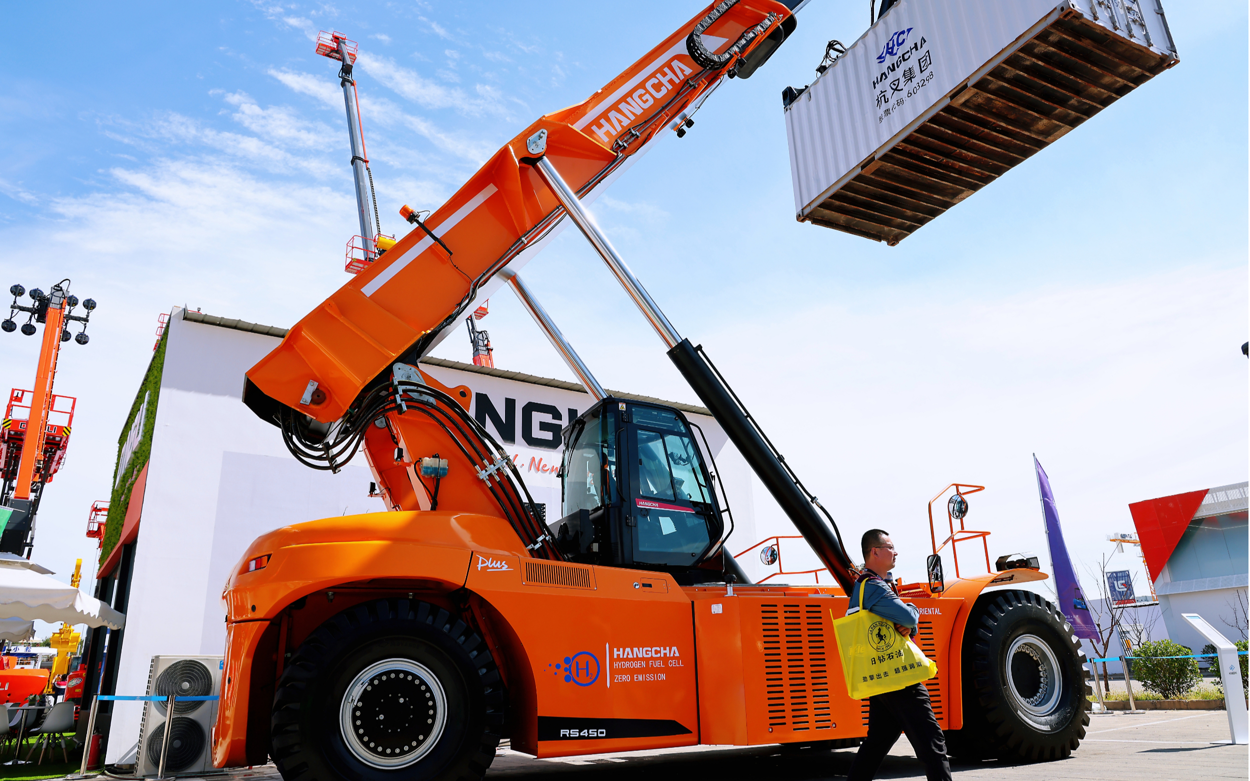 英国制造出首块碳-14钻石电池