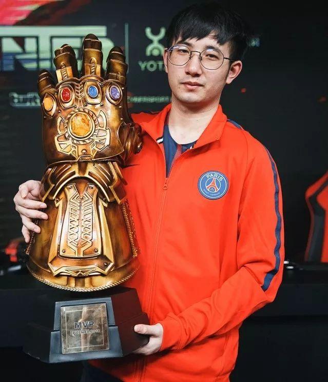 新职业大潮中踏浪前行（青春之声）