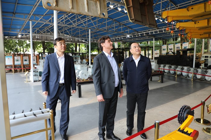 天山铝业：董事长曾超林赴几内亚出席项目铝土矿首次发运仪式 公司海外资源投资进入收获期